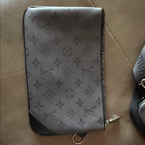 Saint Laurent Elegant Black Crossbody Bag - Picture 2 of 5